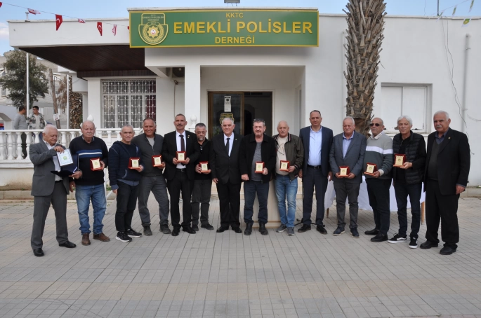 Emekli Polisler Derneği'nden üyelerine anı plaketi