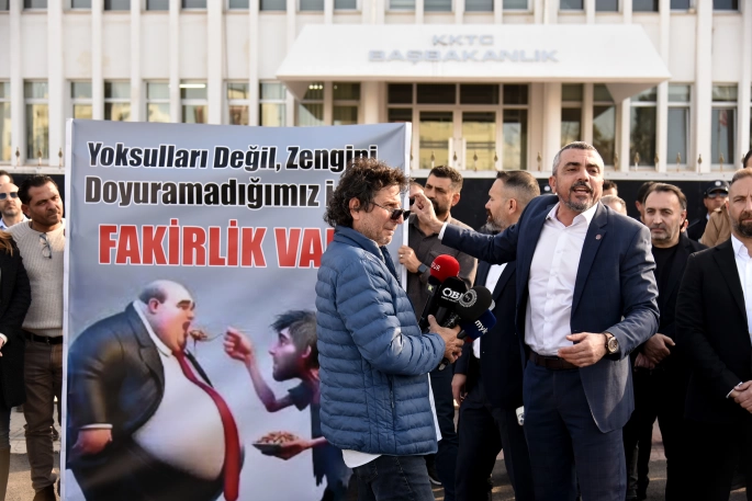 Hür-İş Başbakanlık önünde protesto eylemi yaptı: “Cuma akşamı Lefkoşa’da yürüyüş düzenlenecek”