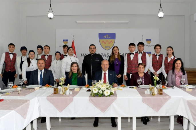 Tatar Antalya Gastronomi Yarışmasında “Yılın En İyi Lisesi” ödülünü alan HTL'de yemeğe katıldı