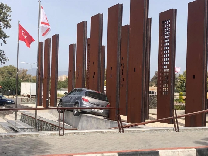Kontrolden Çıkan Araç Güzelyurt Baf Şehitliği’ne Girdi