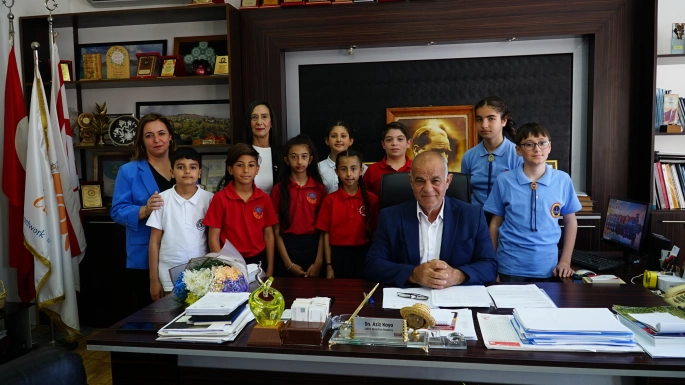 Bölge okullarından öğrenci ve öğretmenler Lefke Belediye Başkanı Aziz Kaya’yı ziyaret etti
