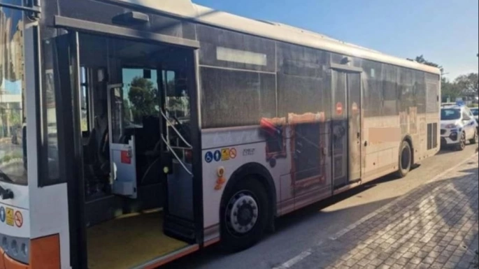 Limasol’da hareket halindeki otobüse çatapat atıldı