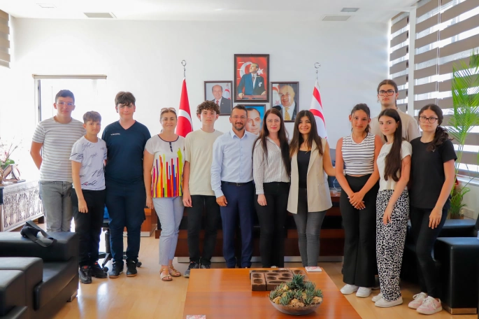 Erasmus kapsamında ülkede bulunan öğrenciler Gazimağusa Belediyesi'ni ziyaret etti