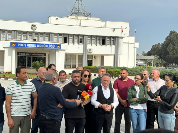 Gazeteciler: "Gazetecilik sahipsiz değildir, Ayşemden Akın yalnız değildir"