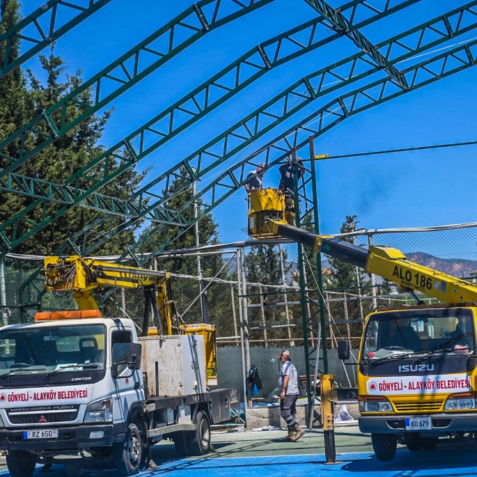Gönyeli tenis kortlarında uluslararası standartlardaki yeni yapının çalışmaları sürüyor