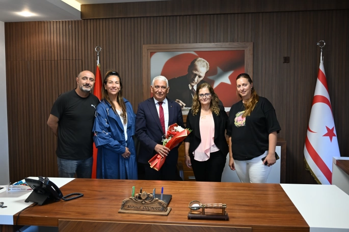 Özçınar, Kurtuluş Lisesi kız ve erkek atletizm takımını kabul etti: “Başarılarınız bizi gururlandırıyor”