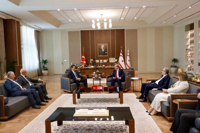 Cumhurbaşkanı Tatar, Kamu Hizmeti Komisyonu Başkanı Köseoğlu ve beraberindeki heyeti kabul etti