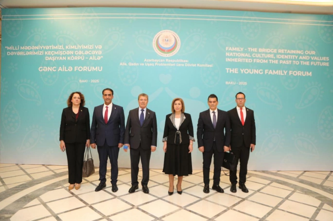 Üstel, Bakü’de “Genç Aile Forumu” kapsamında düzenlenen sergiyi ziyaret etti