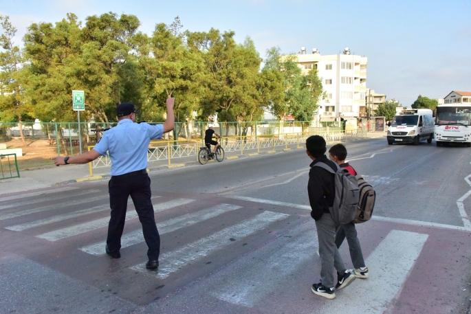 Güvenli Okul Projesi”bugün hayata geçti... Okul çevrelerinde polis devriyeleri artırıldı, trafik düzeni ve yaya güvenliği için kapsamlı önlemler alındı