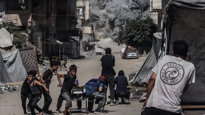 İsrail, Gazze'de UNRWA'ya ait 3 okulu bombalayarak binlerce kişiyi yerinden etti