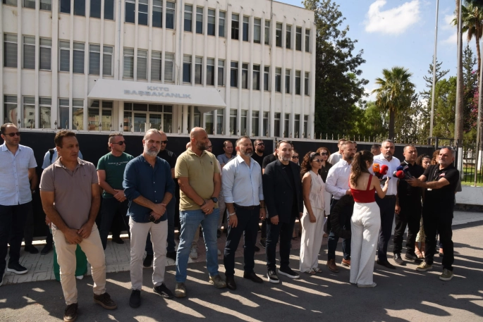 Kamuda yetkili beş sendika Başbakanlık’a siyah çelenk bıraktı