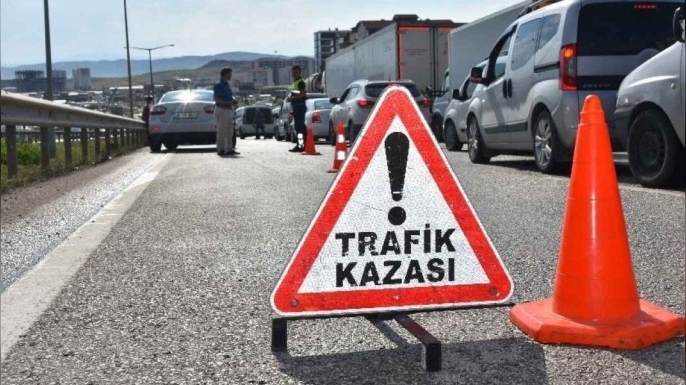 Arapköy'de dikkatsiz sürücü şerit değiştirdi, kazaya neden oldu: 2 yaralı