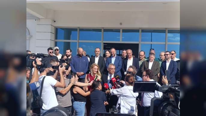 Çeler ve Harmancı oy kullanırken Erhürman eşlik etti