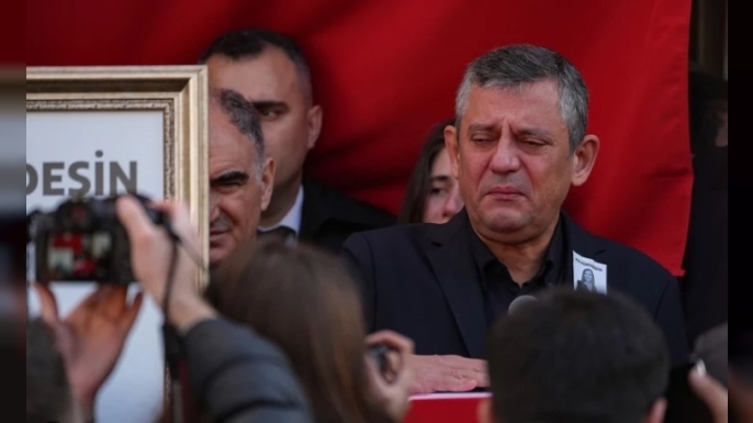 “Hikaye burada bitti” dedi, konuşmakta zorlandı: Özel’den Durbay’a duygusal veda