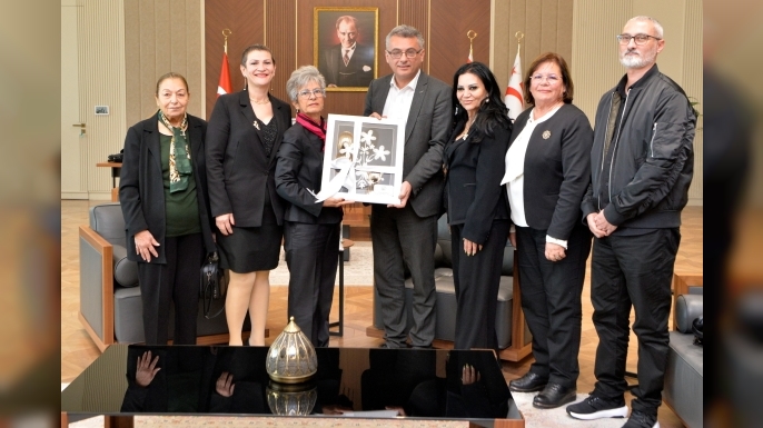 Erhürman, kanser hastalarına yardım derneği heyetiyle görüştü