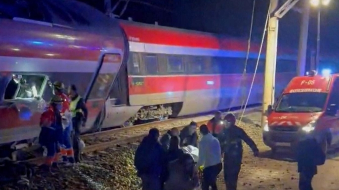 İspanya’da iki hızlı tren raydan çıktı: 21 ölü