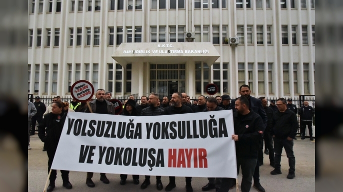 Kamuda yetkili beş sendikadan Bayındırlık ve Ulaştırma Bakanlığı önünde eylem