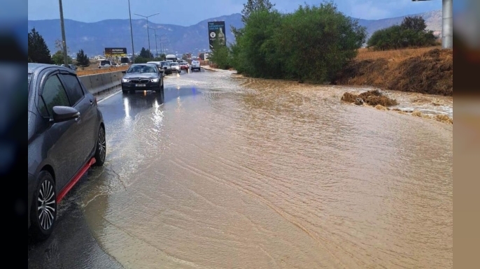 Lefkoşa–Girne yolunda yağmur suları tehlike oluşturuyor