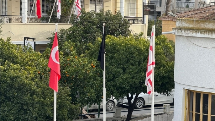 TDP de Tabipler Birliği’ne destek için gönderine siyah bayrak çekti