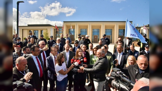 Fiber Optik Protokolü’ne Meclis içinde muhalefet milletvekilleri karşı çıkarken Meclis önünde sendikalar tepkilerini ortaya koydu