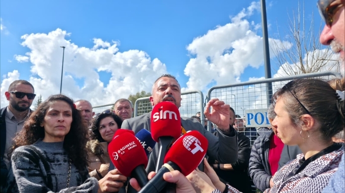 Grev erteleme kararı sonrası Serdaroğlu'ndan barikat önünde açıklama!