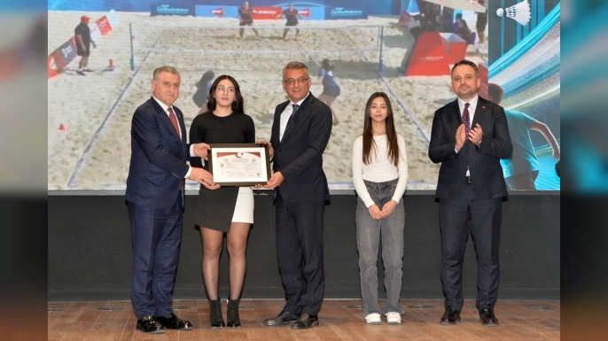 Erhürman, Milli Badminton oyuncusu Nehir Deniz için düzenlenen törene katıldı