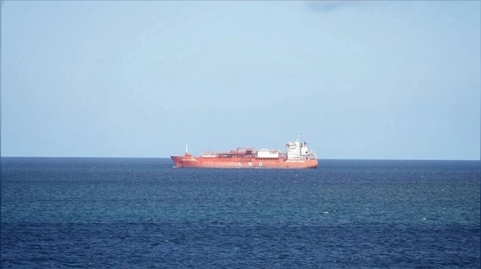 Hürmüz Boğazı'ndan İran'a ait olmayan ilk ham petrol tankeri geçti