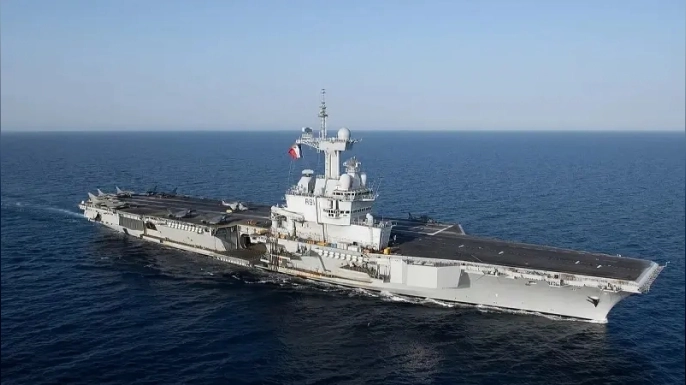 Macron, Charles de Gaulle uçak gemisini Akdeniz'e gönderiyor