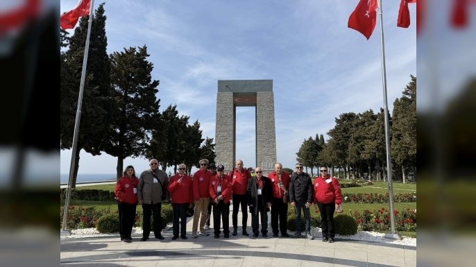 Şehit Aileleri ve Malul Gaziler Derneği’nden bir heyet Çanakkale Şehitler Abidesi’nde düzenlenen uluslararası anma törenlerine katıldı