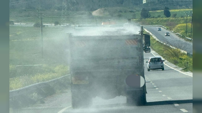 Sürüş güvenliğini tehlikeye atan kamyon şoförüne polisten ceza...