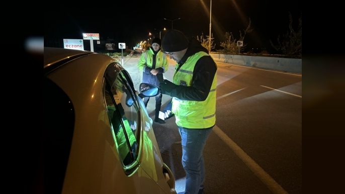 Trafik denetimlerinde 380 sürücü rapor edildi, üç sürücü tutuklandı