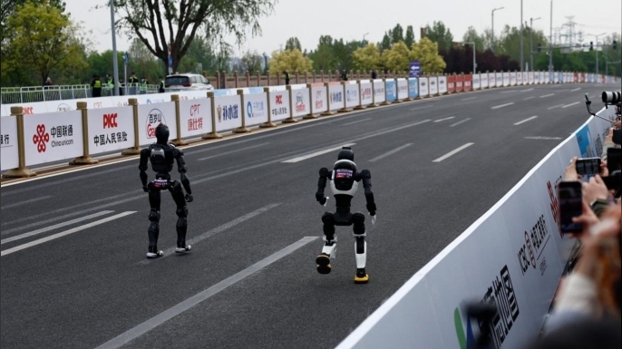 Çin'de insansı robotlar yarı maraton dünya rekorunu kırdı