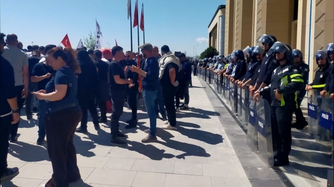 Eylemciler barikatı aştı, polis müdahale etmedi