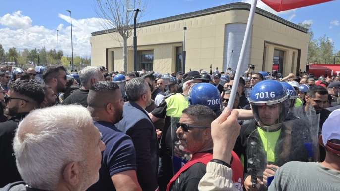 Greve giden kamuda örgütlü sendikalar, Meclis önünde eylemde