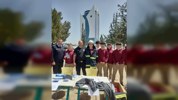Kariyer gününde polis ve itfaiye meslekleri tanıtıldı...