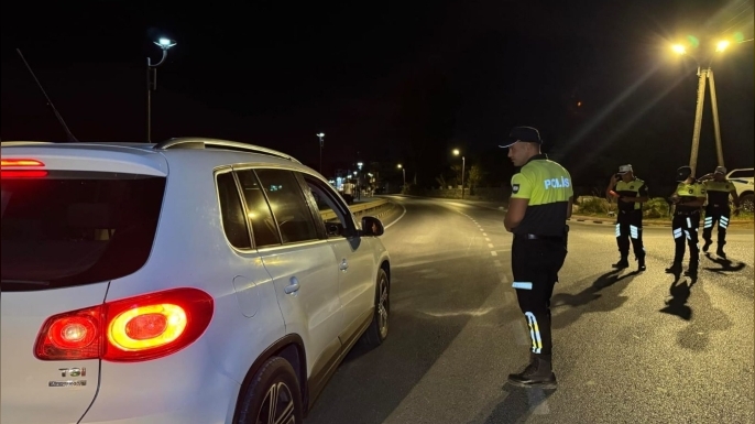 Trafik denetimlerinde 308 sürücü rapor edildi, 2 sürücü tutuklandı