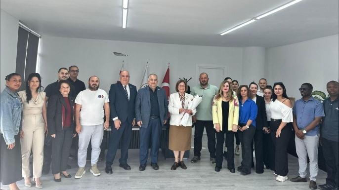 Dr. Tomris Mahirel’e yılın annesi ödülü verildi