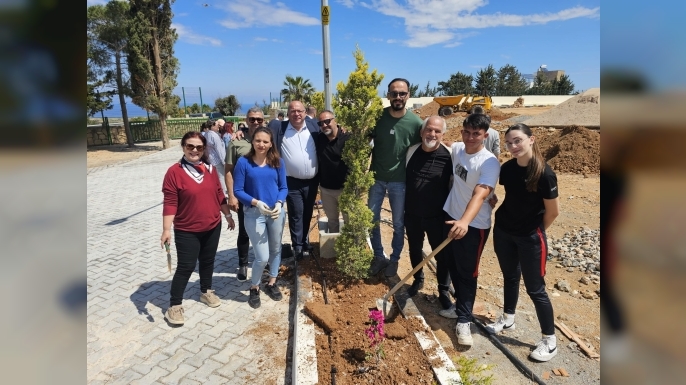 Erenköy-Karpaz Belediye Başkanı Bakırcı, öğrencilerle fidan dikti