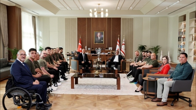 Erhürman, Vakıflar Tekerlekli Sandalye Basketbol Takımı’nı kabul etti