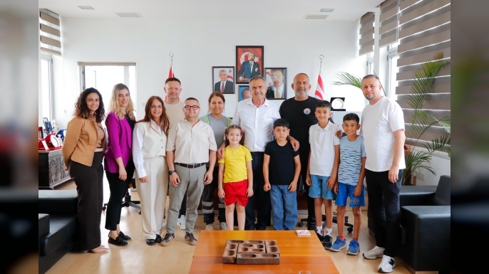 Gazimağusa Belediye Başkanı Uluçay, mahallelerinde çevre temizliği yapan çocuklara teşekkür etti