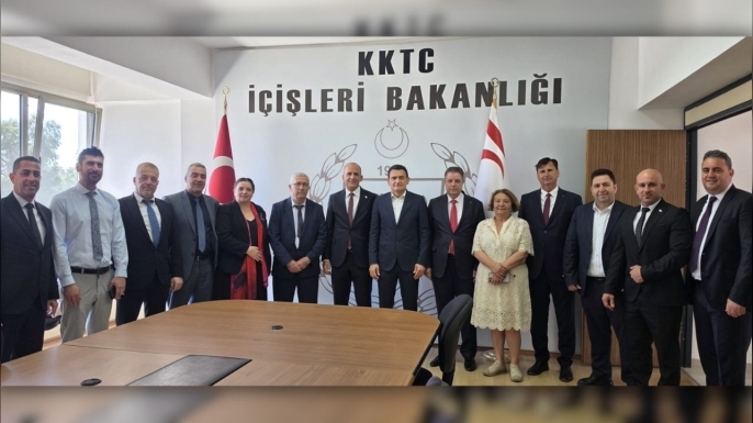 Oğuz, bakanlık merkezinde ve bağlı dairelerde görev yapan personelle bayramlaştı