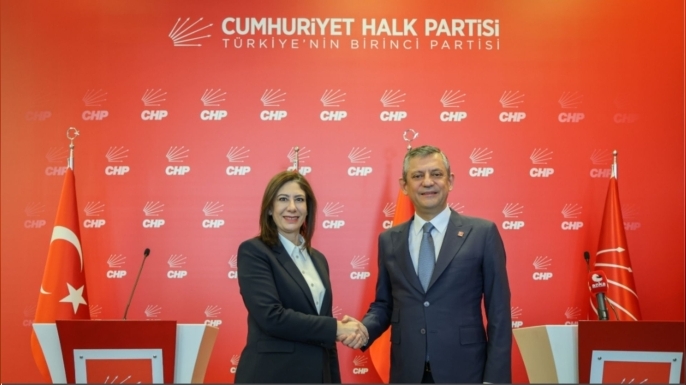 Sıla Usar'dan Özgür Özel'e destek