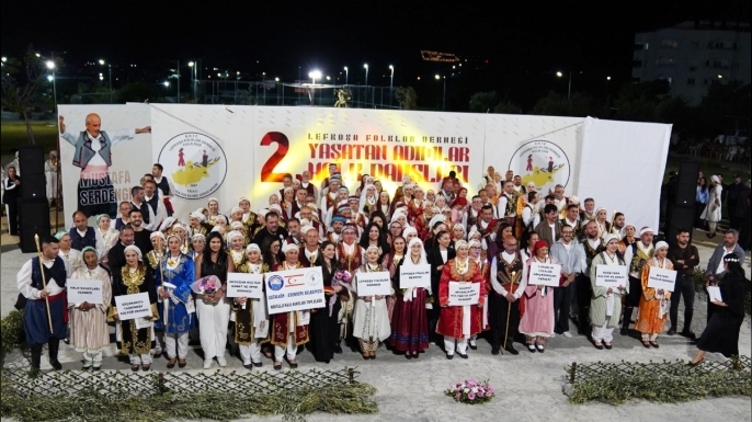 Yaşatan Adımlar Halk Dansları Şöleni düzenlendi