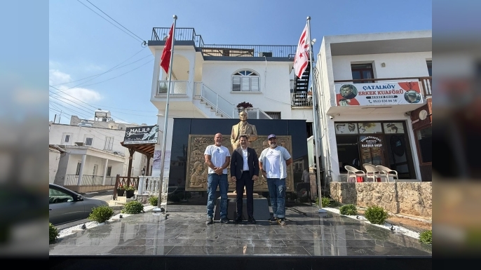 Başkan Kırok Atatürk büstünü inceledi, vatandaşlarla bir araya geldi