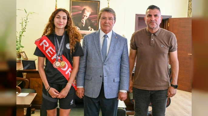Başbakan Üstel, milli atlet Ada Kafa'yı kabul etti