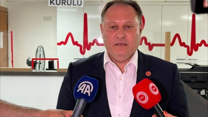 Cumhuriyet Meclisi Başkanı Öztürkler, Cumhurbaşkanı Erhürman'ı hastanede ziyaret etti