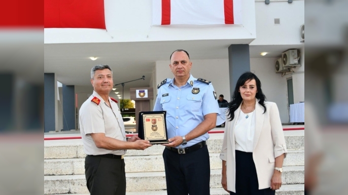 Meslekte 30 hizmet yılını tamamlayan Adalıer’e plaket