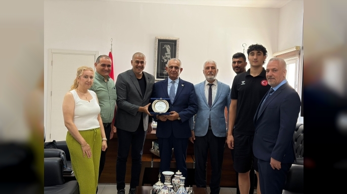Milli Eğitim Bakanı Çavuşoğlu, Beşiktaş’a transfer olan Akçam’ı kabul etti