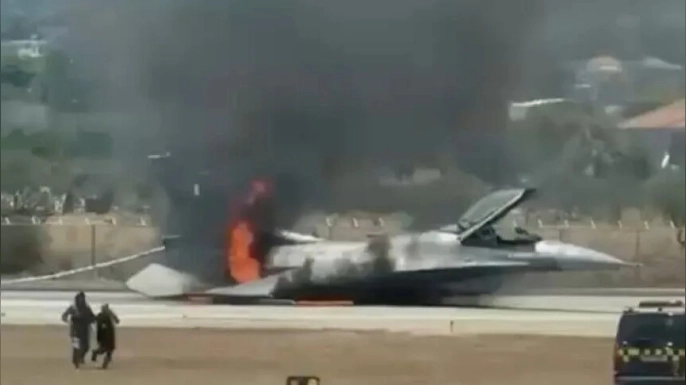 Yunanistan'da F-16 uçağında yangın çıktı, zorunlu iniş yaptı
