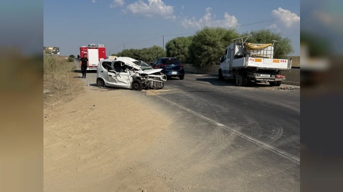 Alkollü sürücü evin bahçe ve garaj kapıları ile ev sahibinin aracına çarptı